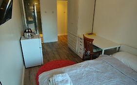 Ensuite Master Bedroom, Private Bathroom, Inside Family Home, Walking Distance To Harry Potter