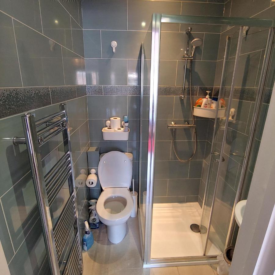 Ensuite Master Bedroom, Private Bathroom, Inside Family Home, Walking Distance To Harry Potter Watford  Exterior foto