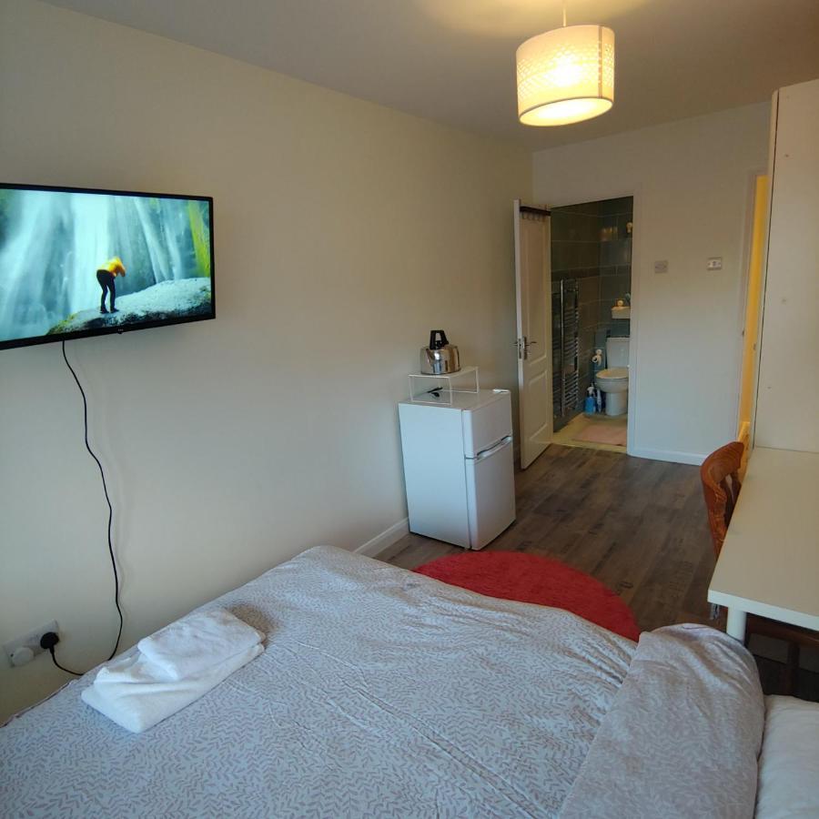 Ensuite Master Bedroom, Private Bathroom, Inside Family Home, Walking Distance To Harry Potter Watford  Exterior foto